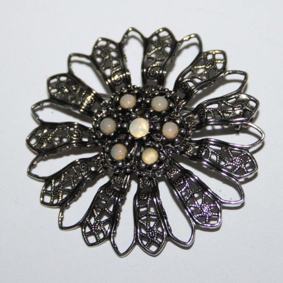 Vintage silver flower brooch - Picture 2 of 3